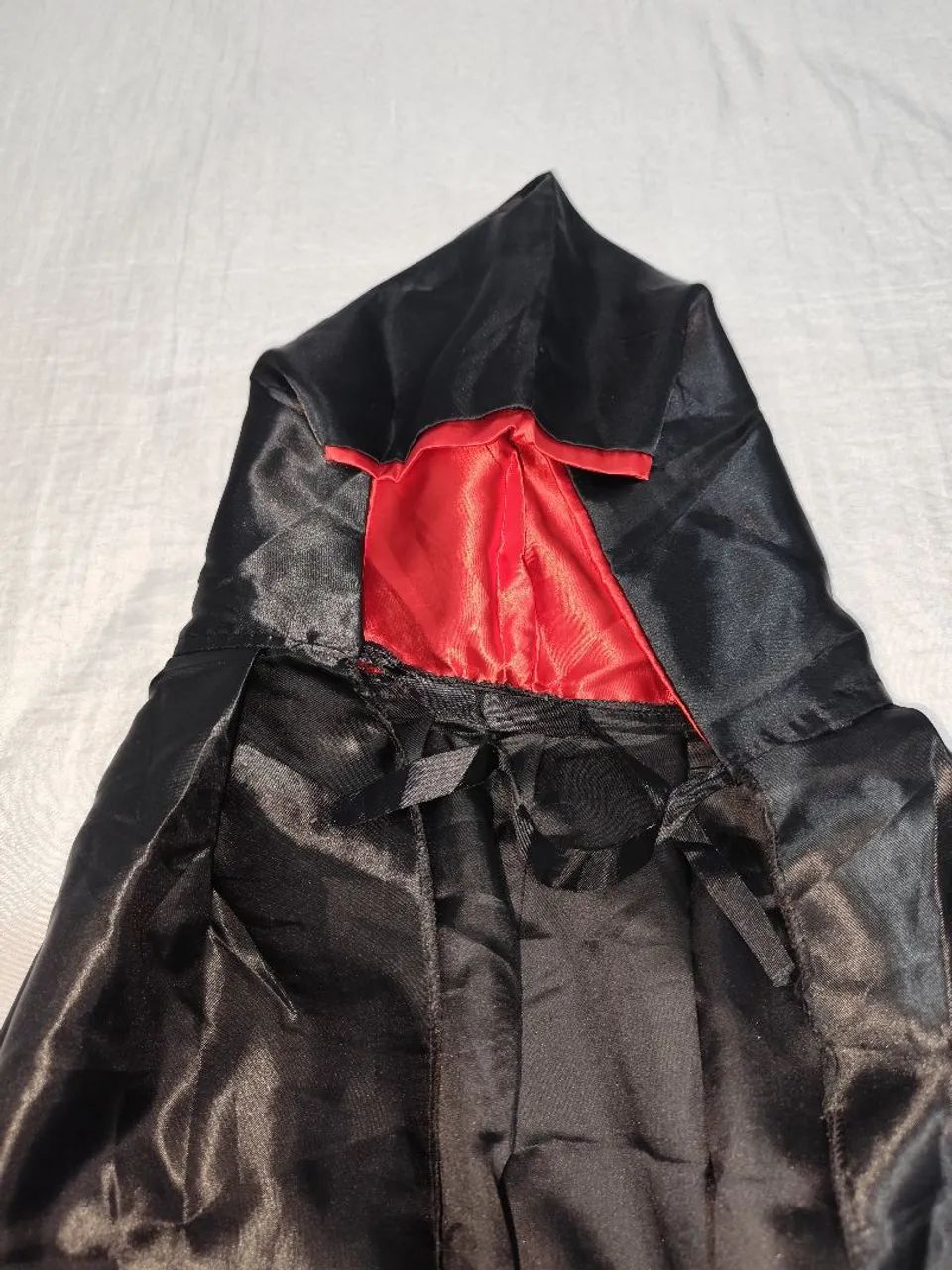 Capa preta com capuz vermelho - Foto 4