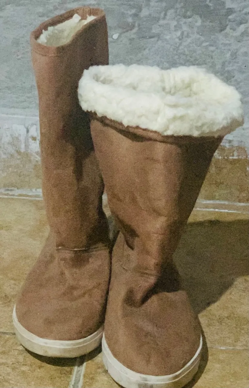 Bota com pelinhos,super quente e perfeita nesse frio