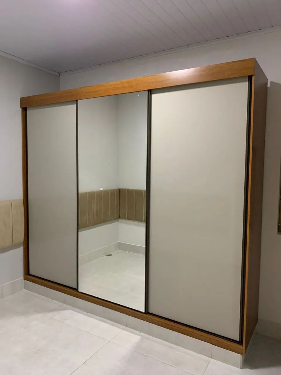 Guarda-Roupa Moderno com Portas de Correr