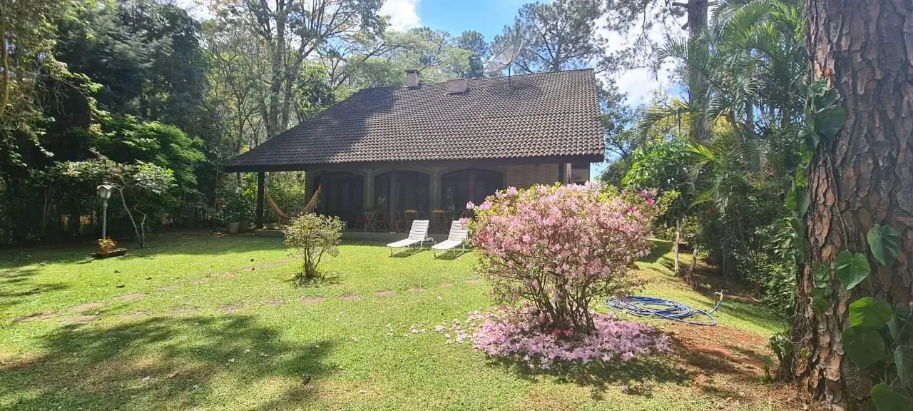 Casa em Atibaia para aluguel possui 300 metros quadrados com 5 quartos em Pinheiral I - At