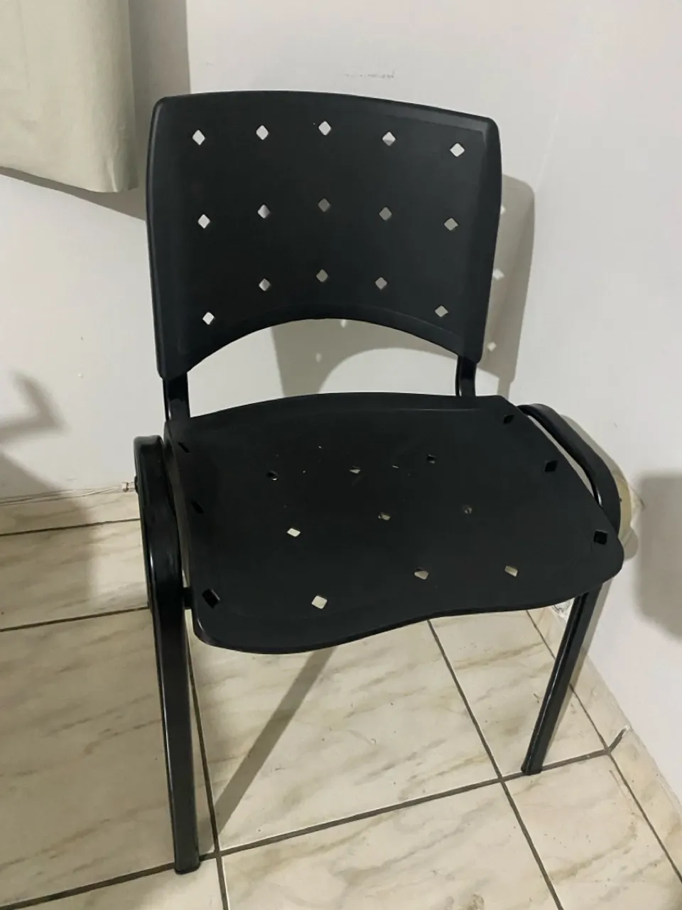 Cadeira de escritório preta com design moderno