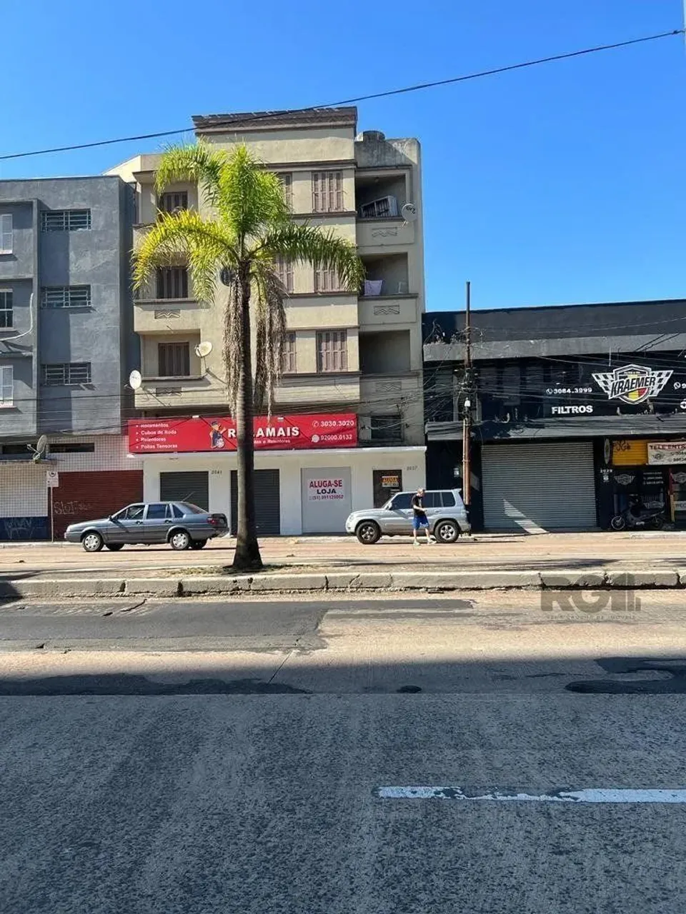 Vende Prédio com uma loja terrea com 100m2 e 3 aptos alugados de 3 dormitórios , com sacad