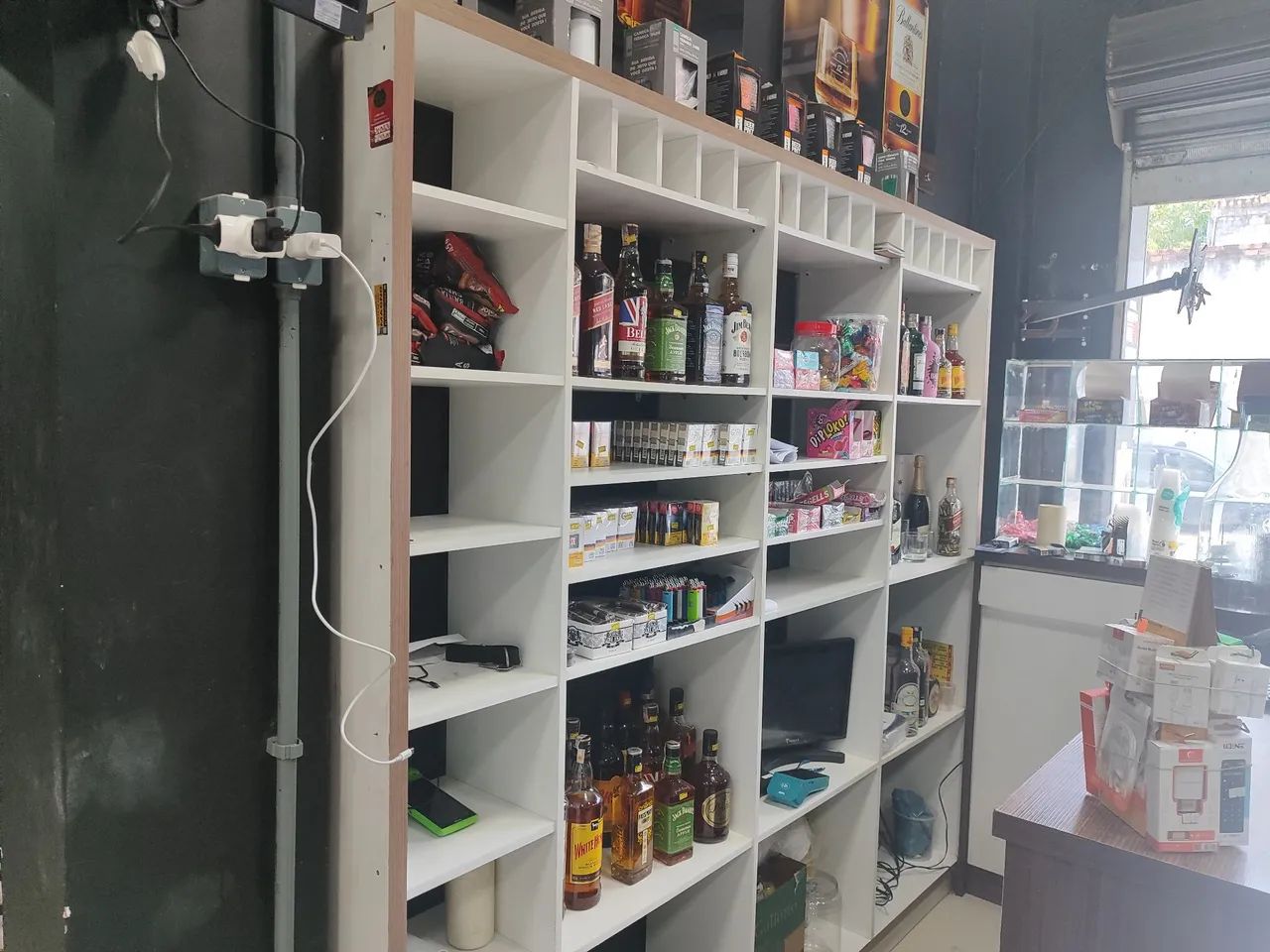 Prateleiras e expositores para comércio