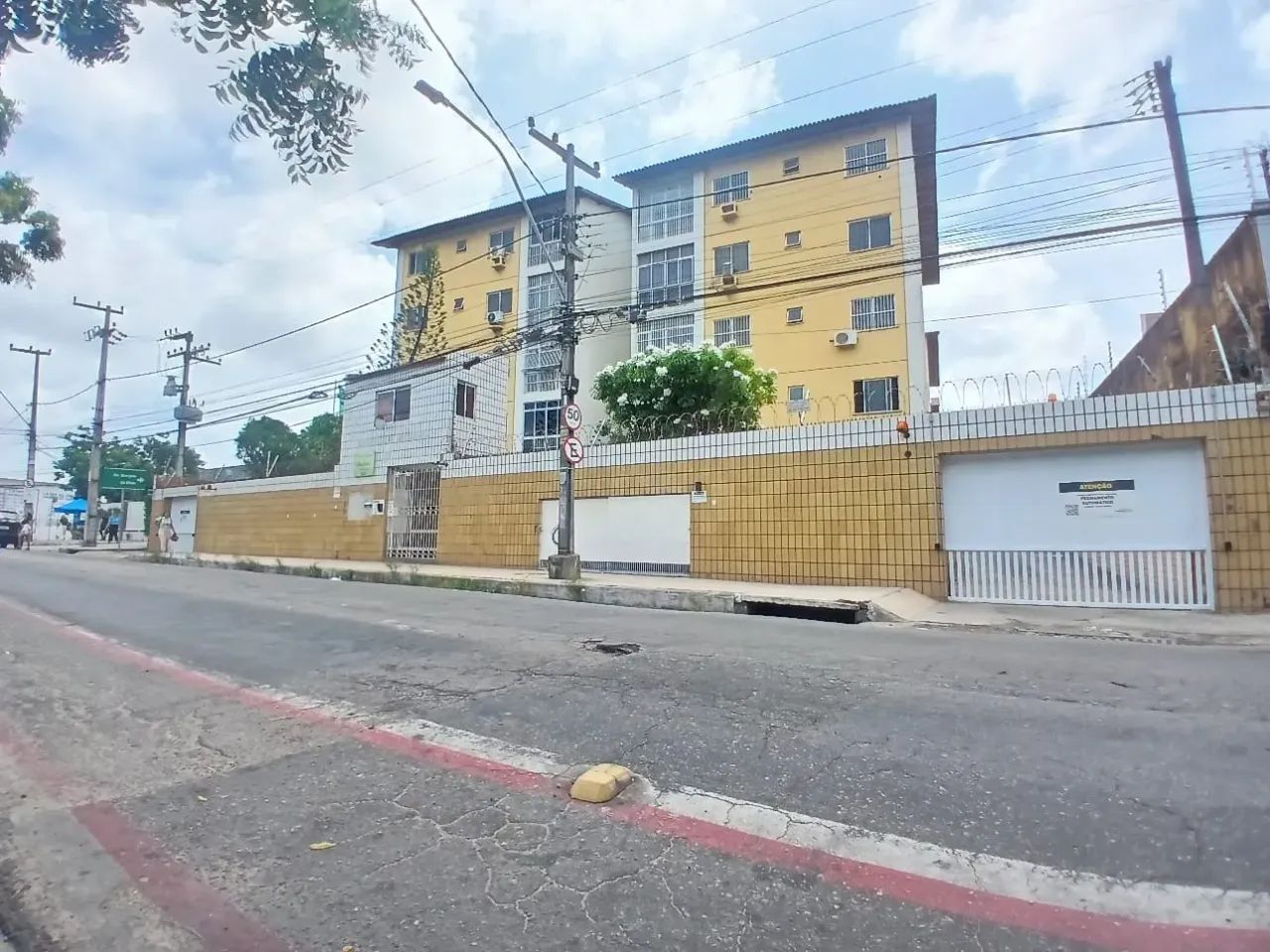 Apto. c/ exelente localização, 84m², 03 qts (02 suítes), varanda, sala, cozinha, wc social