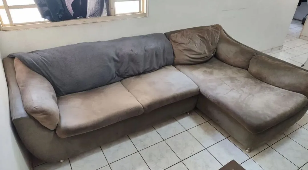 Sofá de canto espaçoso e muito forte