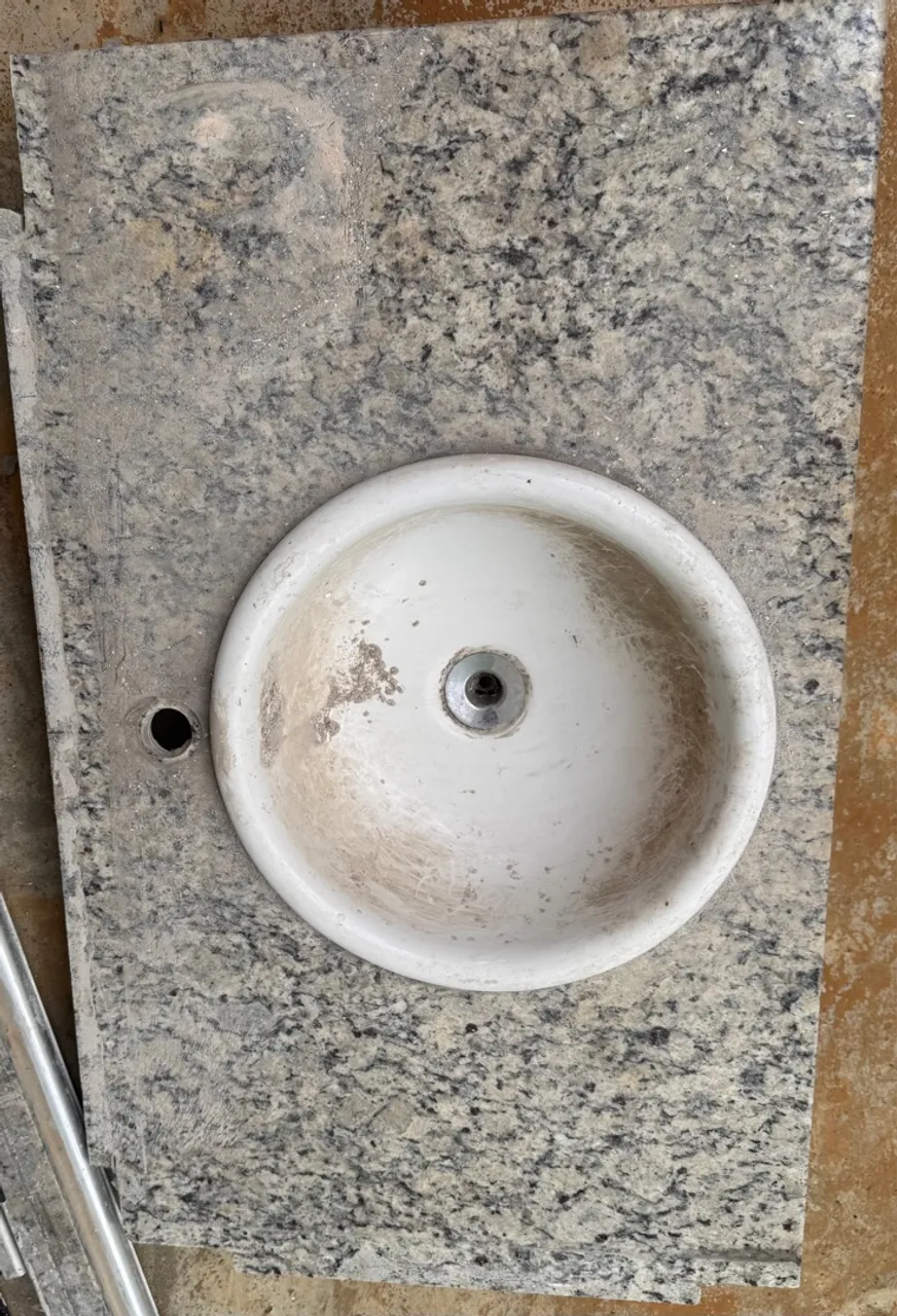 Cuba de banheiro embutida com granito