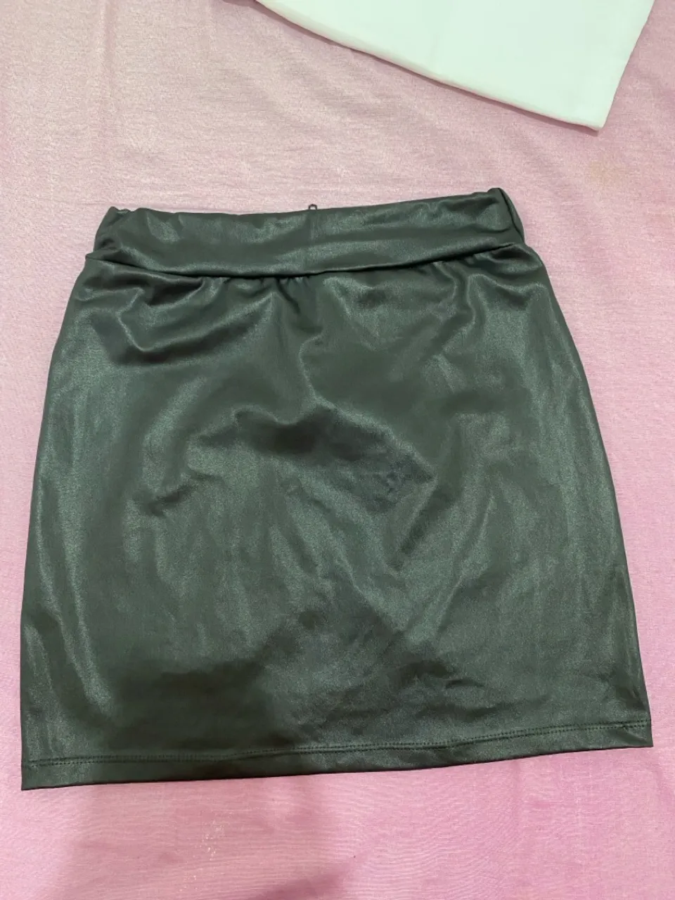 Saia Preta de Couro Sintético - Elegância e Estilo