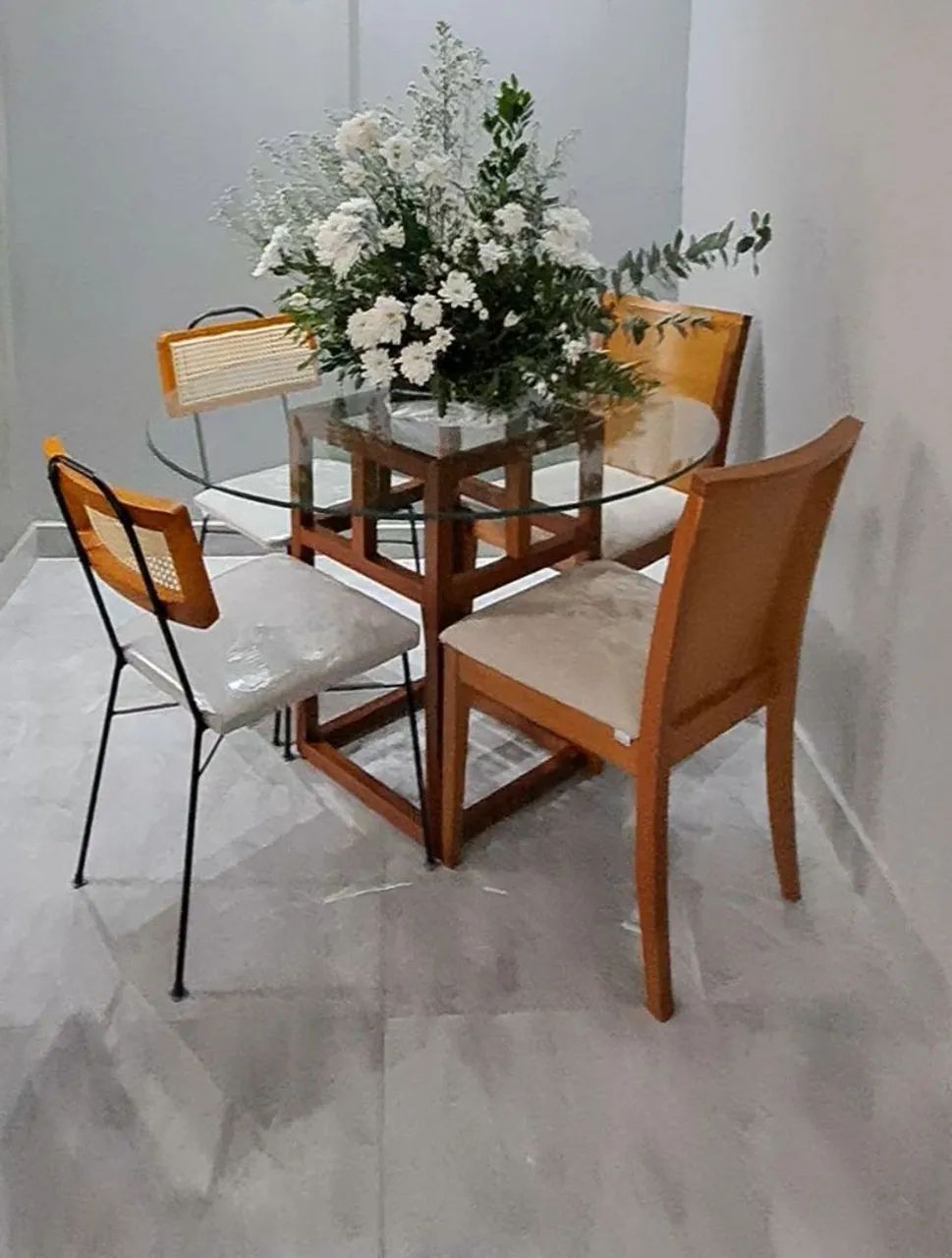 Mesa de Jantar com tampo de vidro
