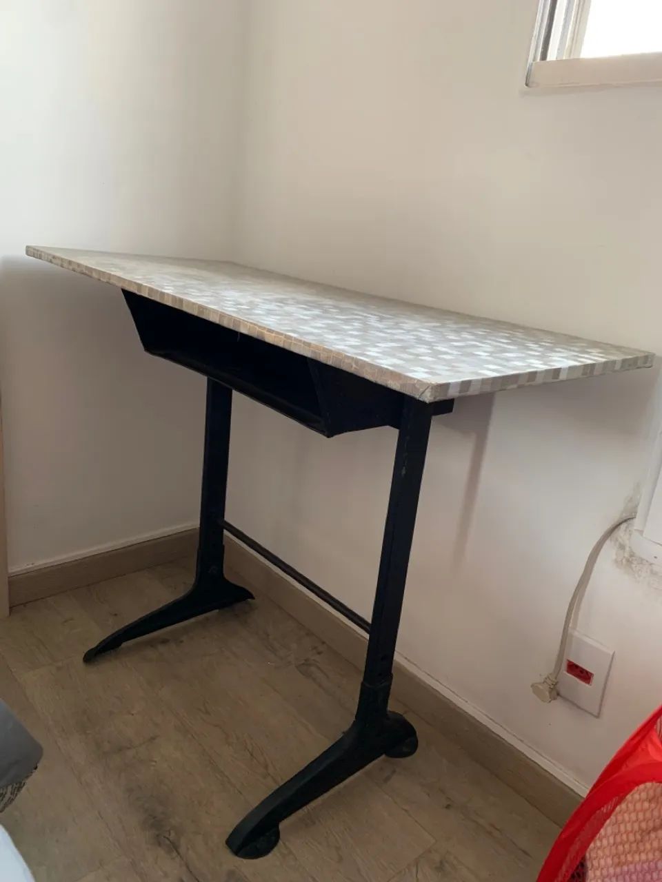 Mesa de estudos com compartimento para armazenamento de itens 