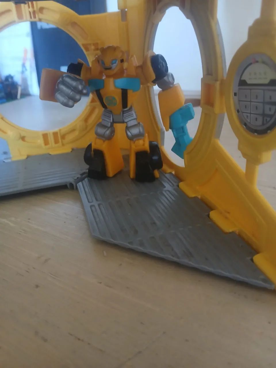 Conjunto base Transformers rescue bots Bumblebee com boneco  - Foto 5