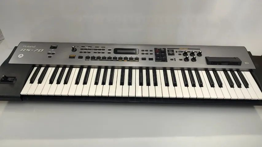 SINTENTIZADOR ROLAND 