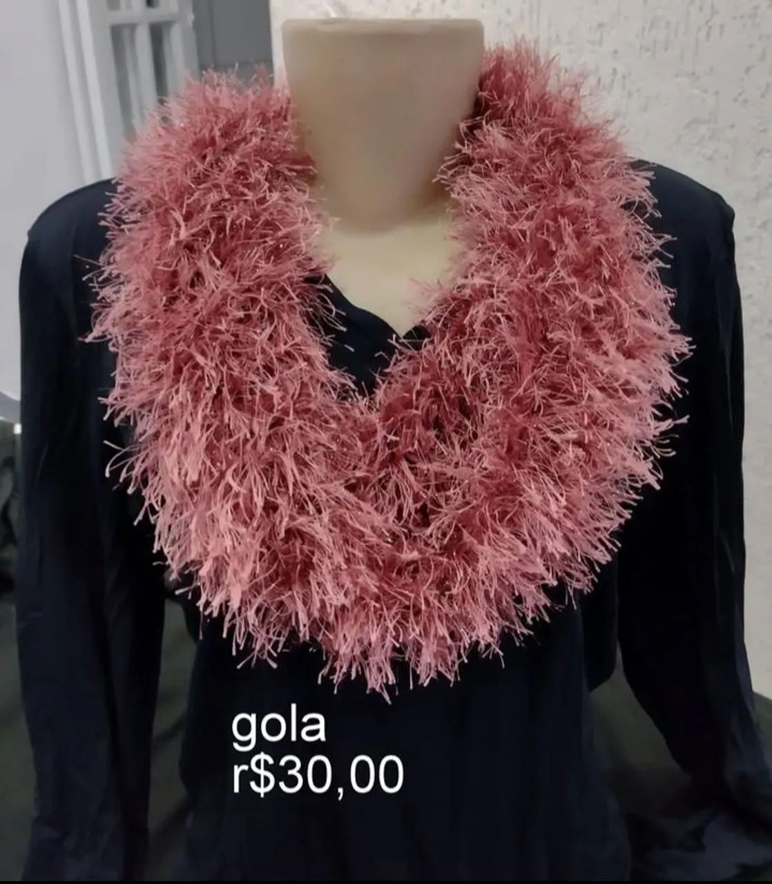 Várias golas de tricô, feito a mão 