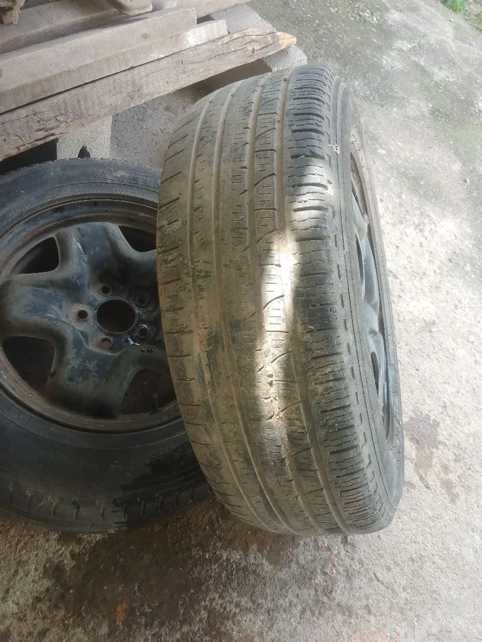 Pneus e rodas opala e Caravan.