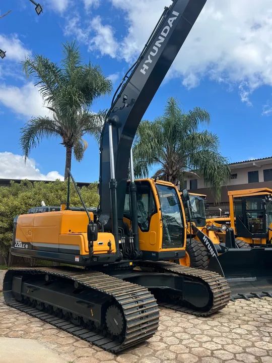 ESCAVADEIRA ano2025 HYUNDAI R220 ANO 2025