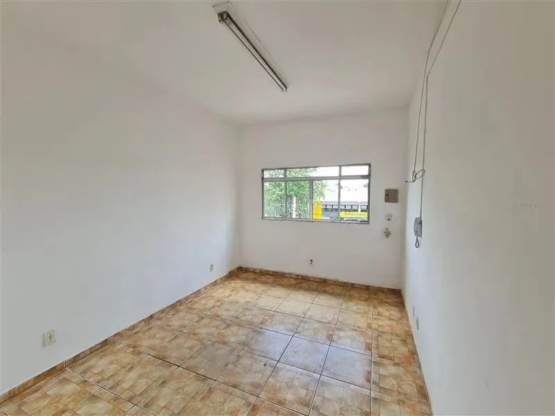 Sala comercial Ermelino Matarazzo de aproximadamente 30m², com banheiro