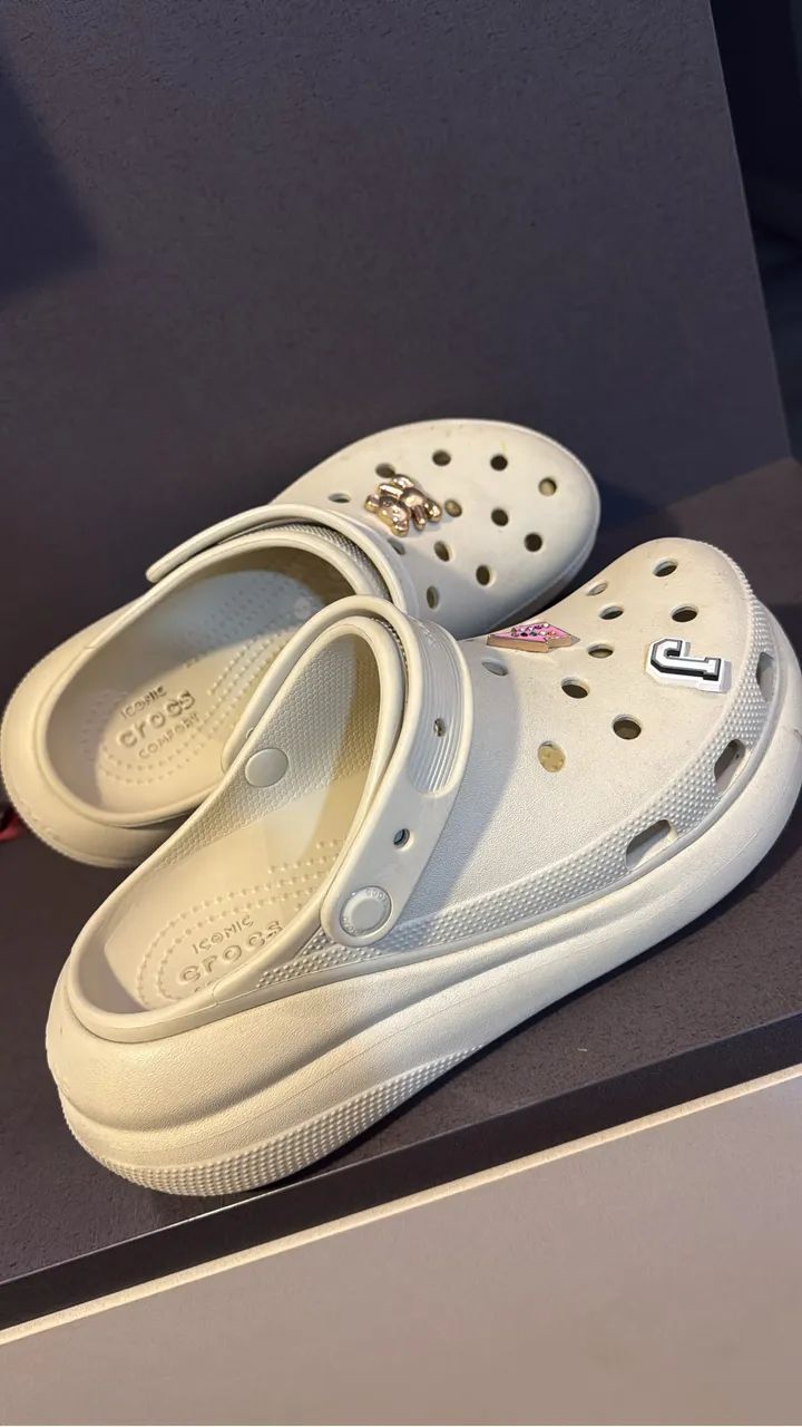 Crocs original, cor bege tamanho 39 BR, veste perfeitamente quem calça 38.