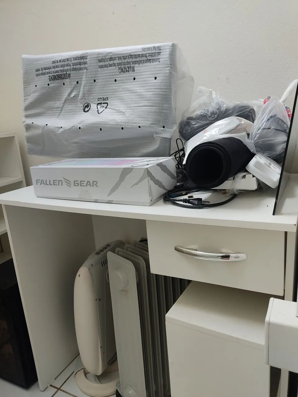 Selling a computer desk64840834517122120