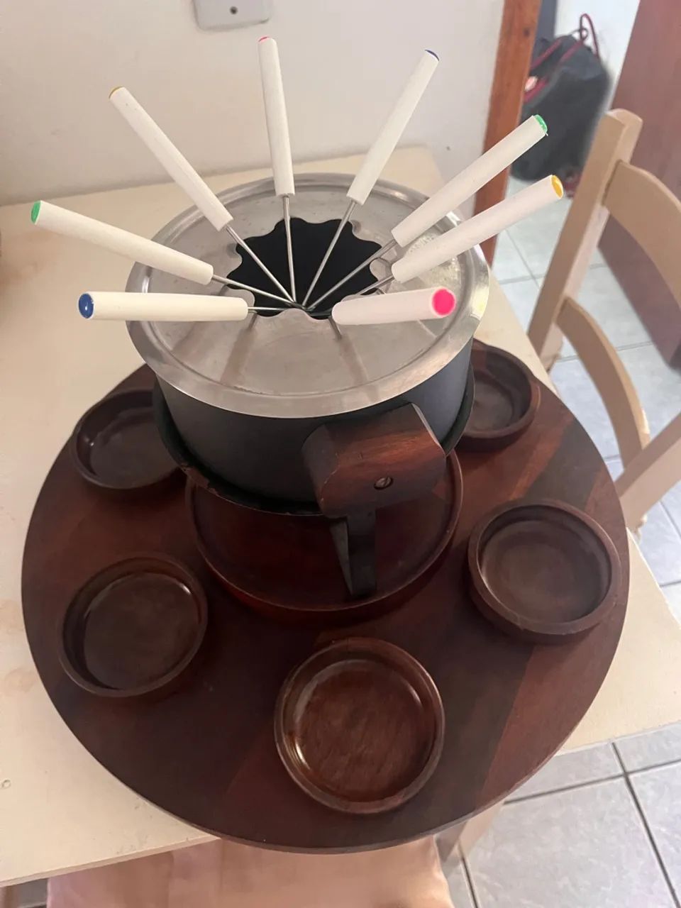 Conjunto de Fondue com 8 Garfos e Bandeja de Madeira - Foto 2