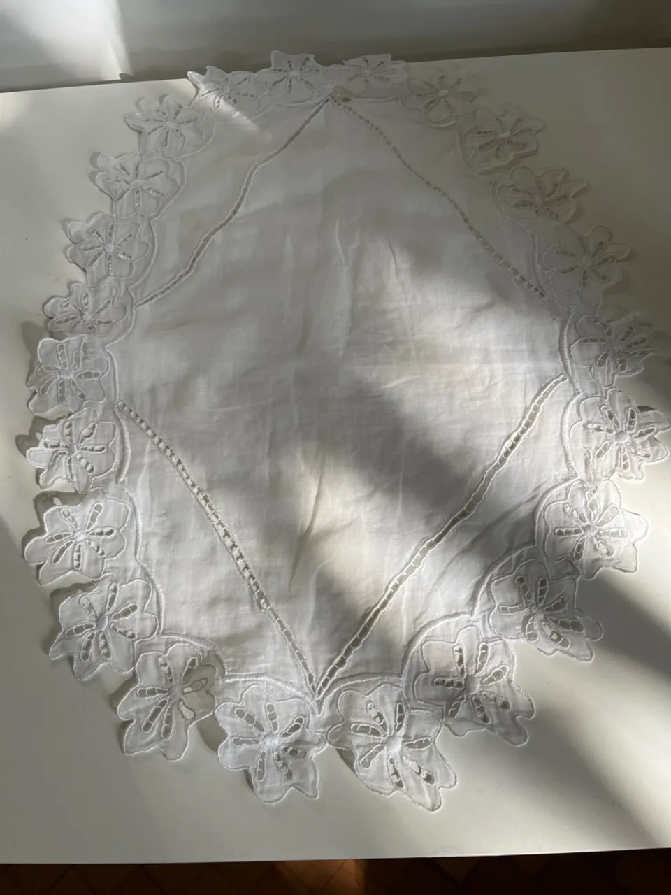 Centro de mesa em tecido branco com bordado floral