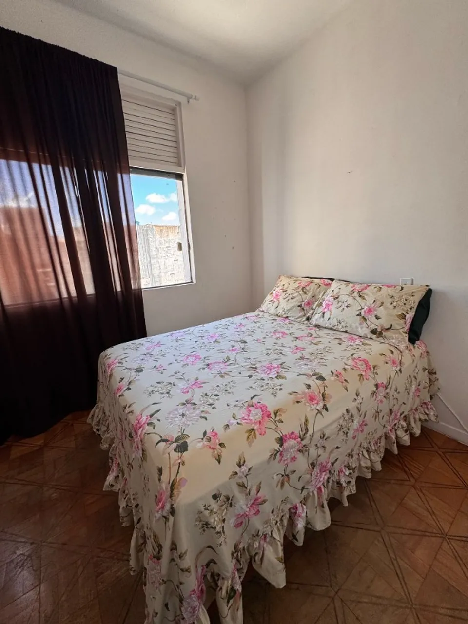 Quarto mobiliado no centro individual
