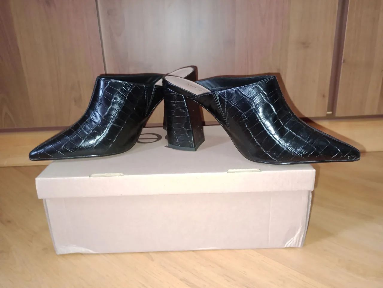 Sapato em couro estilo Mule Arezzo 