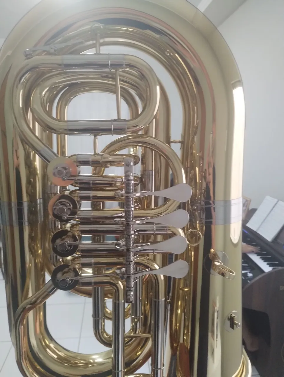 Tuba Profissional Dourada - Instrumento de Sopro