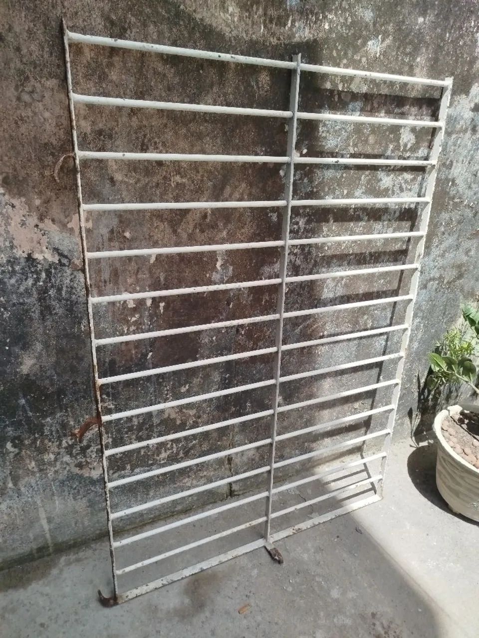 Grade de janelão de ferro 300,00 contato * pegar em residência.