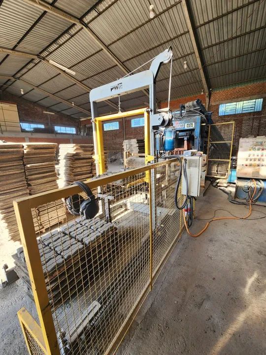 Máquina de Blocos e Paver Menegotti MBP 6 - Foto 2