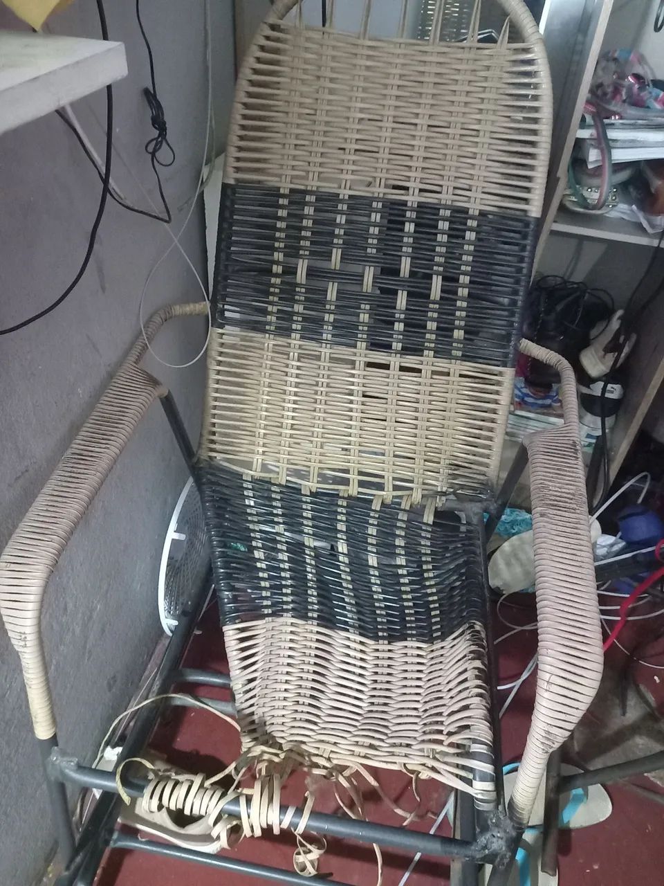 Vendo essas cadeiras com defeitos  - Foto 2