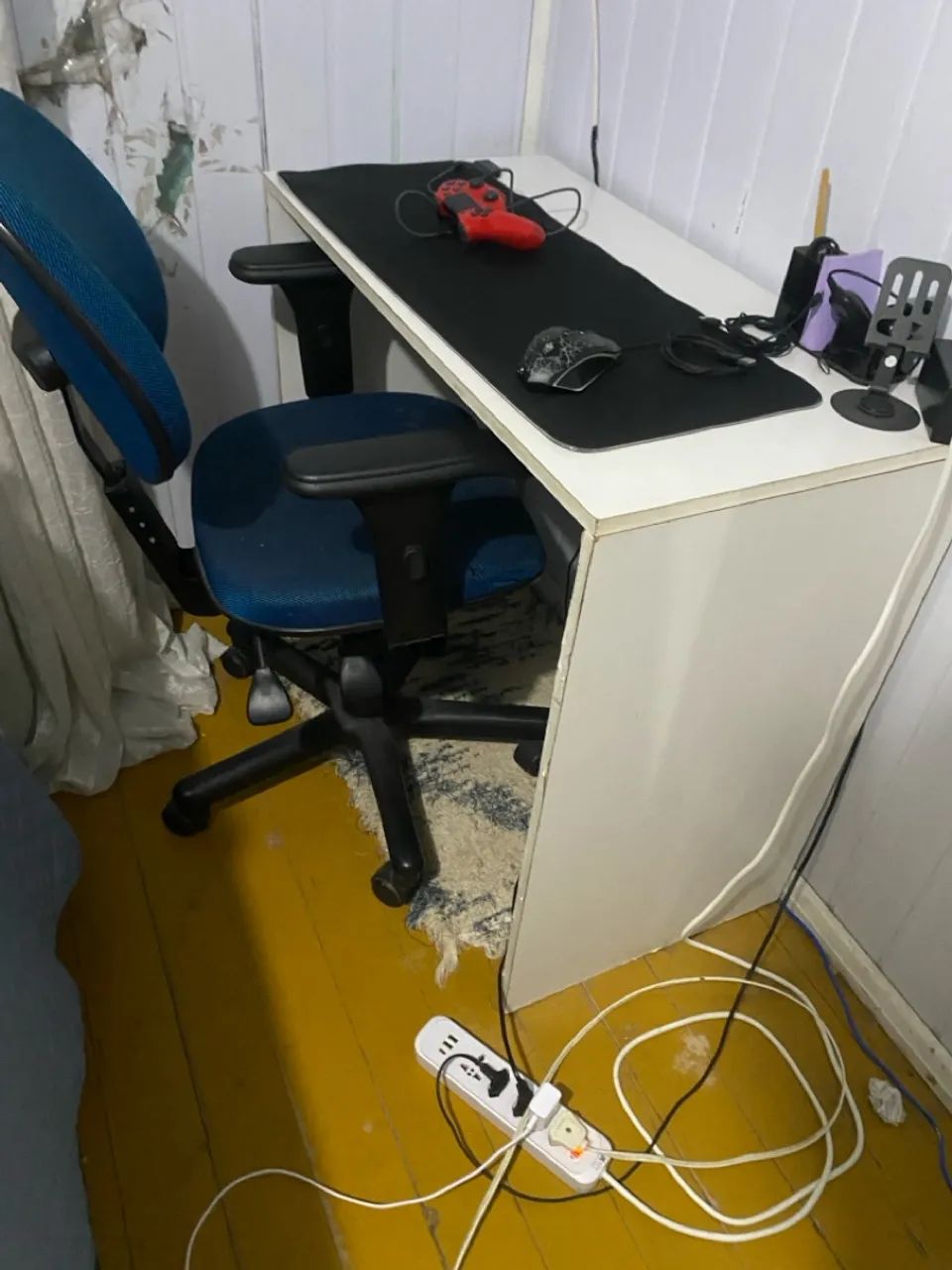 Cadeira e escrivaninha 