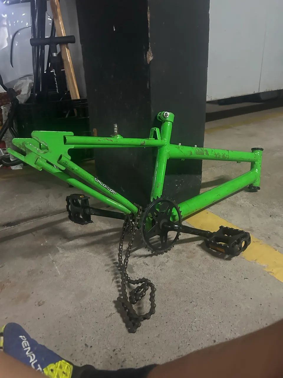 Quadro de bike aro 20 verde com pedal ,sprocket e corrente - Foto 4