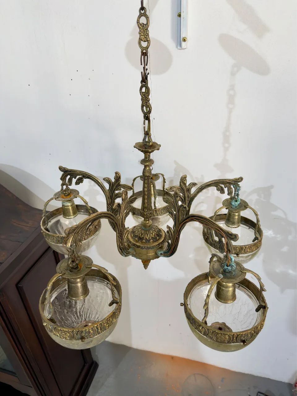 Lustre antigo em bronze - Foto 5