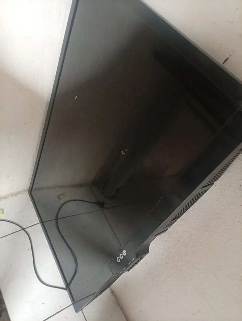 Vendo tv cc42 pra retirada de peças mas funciona normalmente com uma lista no meio
