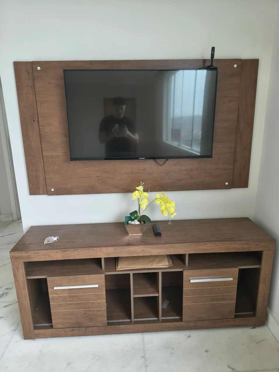 Rack com painel de TV