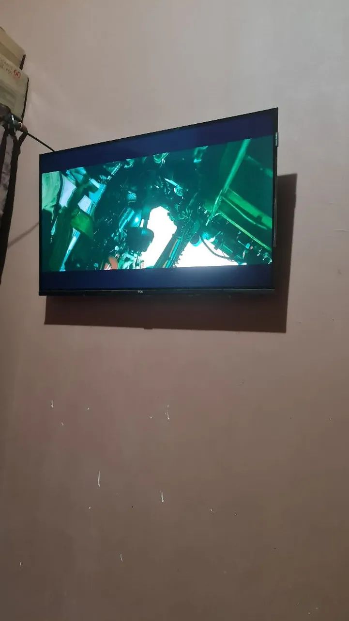 TV TCL QLED FULL HD 32 polegadas. 3 meses de uso. Ainda não garantia de fábrica 