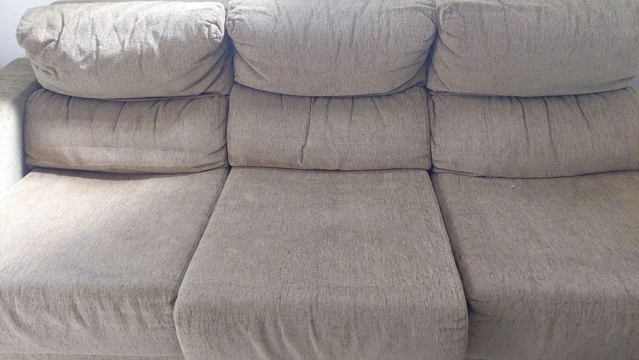 Sofá retrátil, 3 lugares, fabricado pela Moveis Líder, 