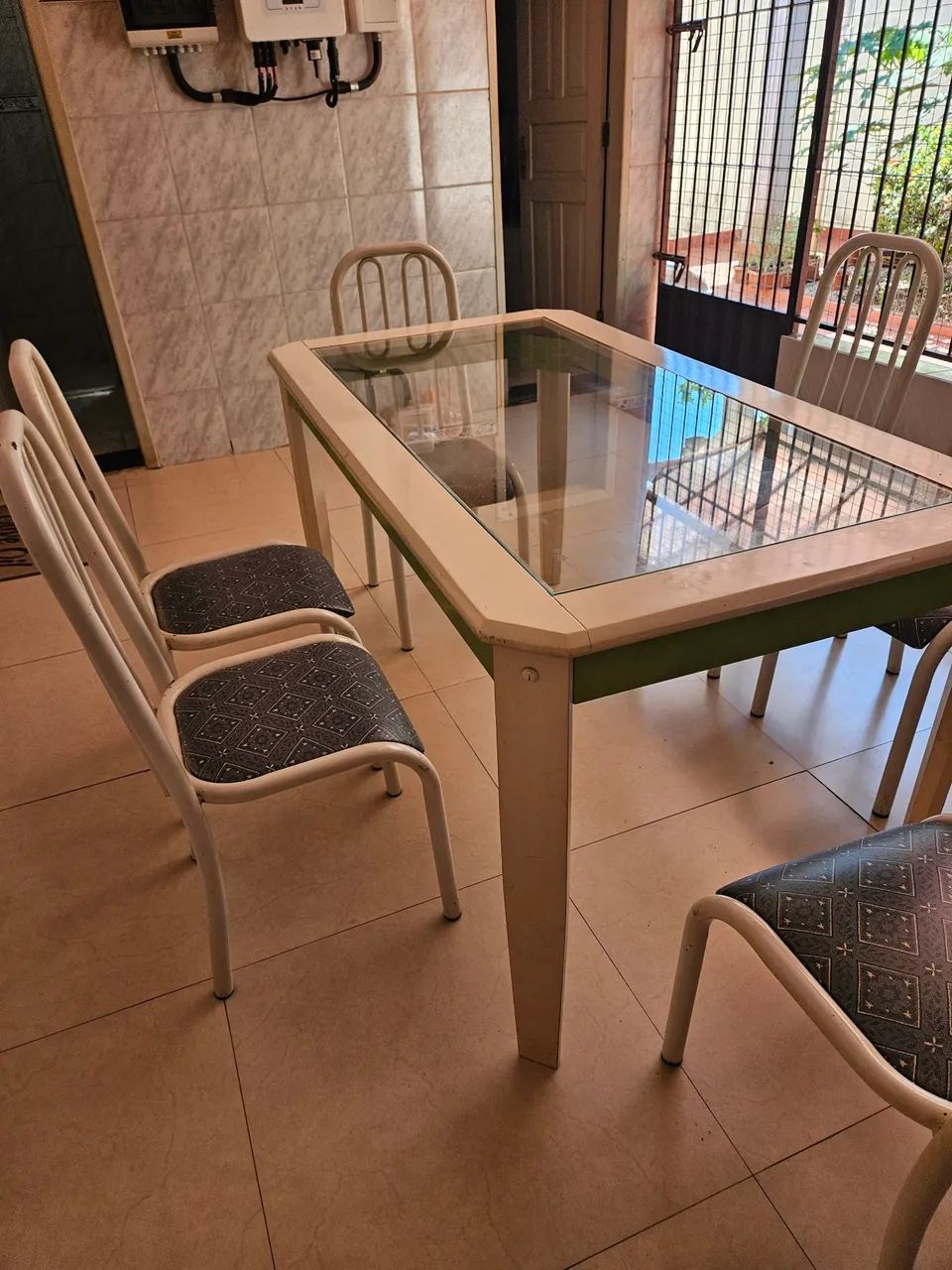 Vendo jogo de mesa e cadeiras - Foto 4