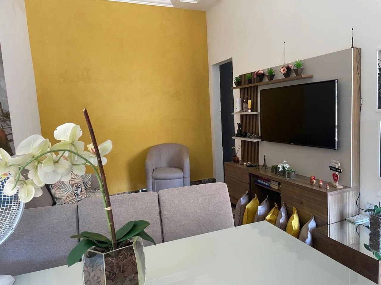 Alugo quarto para moça 
