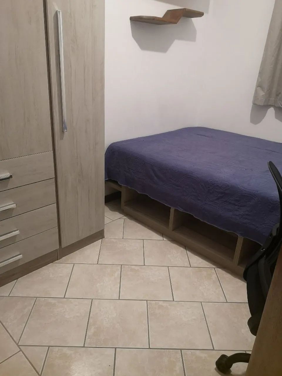 Alugo quarto com garagem próximo do centro.