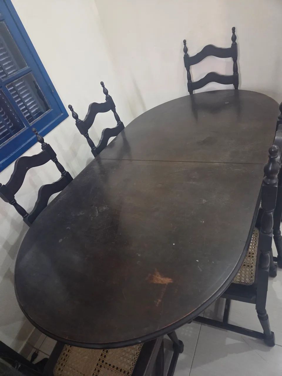 Oferta imperdível! Mesa e cadeiras antigas de madeira estilo colonial - Foto 4