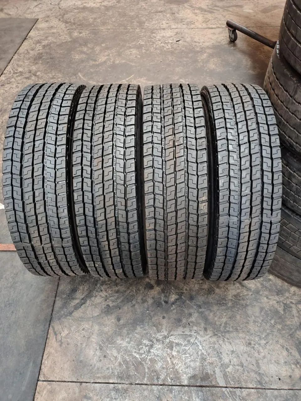 Pneus ressolados com garantia, medidas 275, 295. - Foto 6