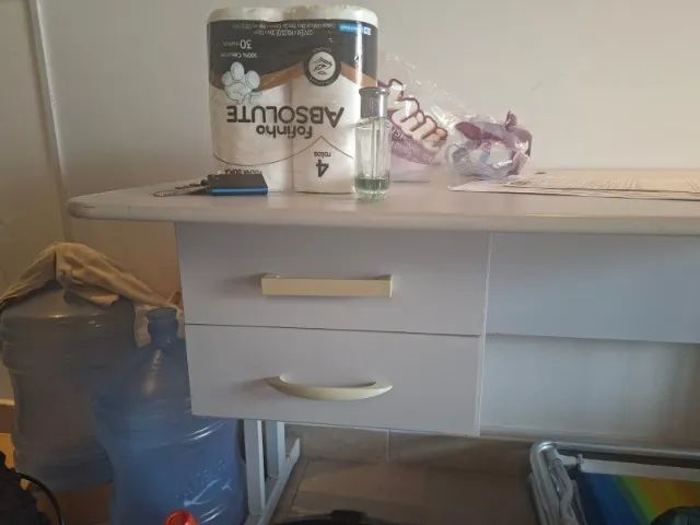 Mesa de escritório com gavetas - Foto 2