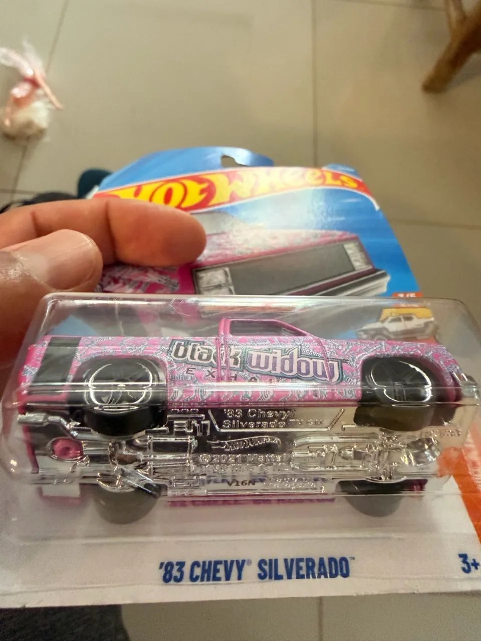 Hot wheels 83 chevy silverado pink - Foto 2