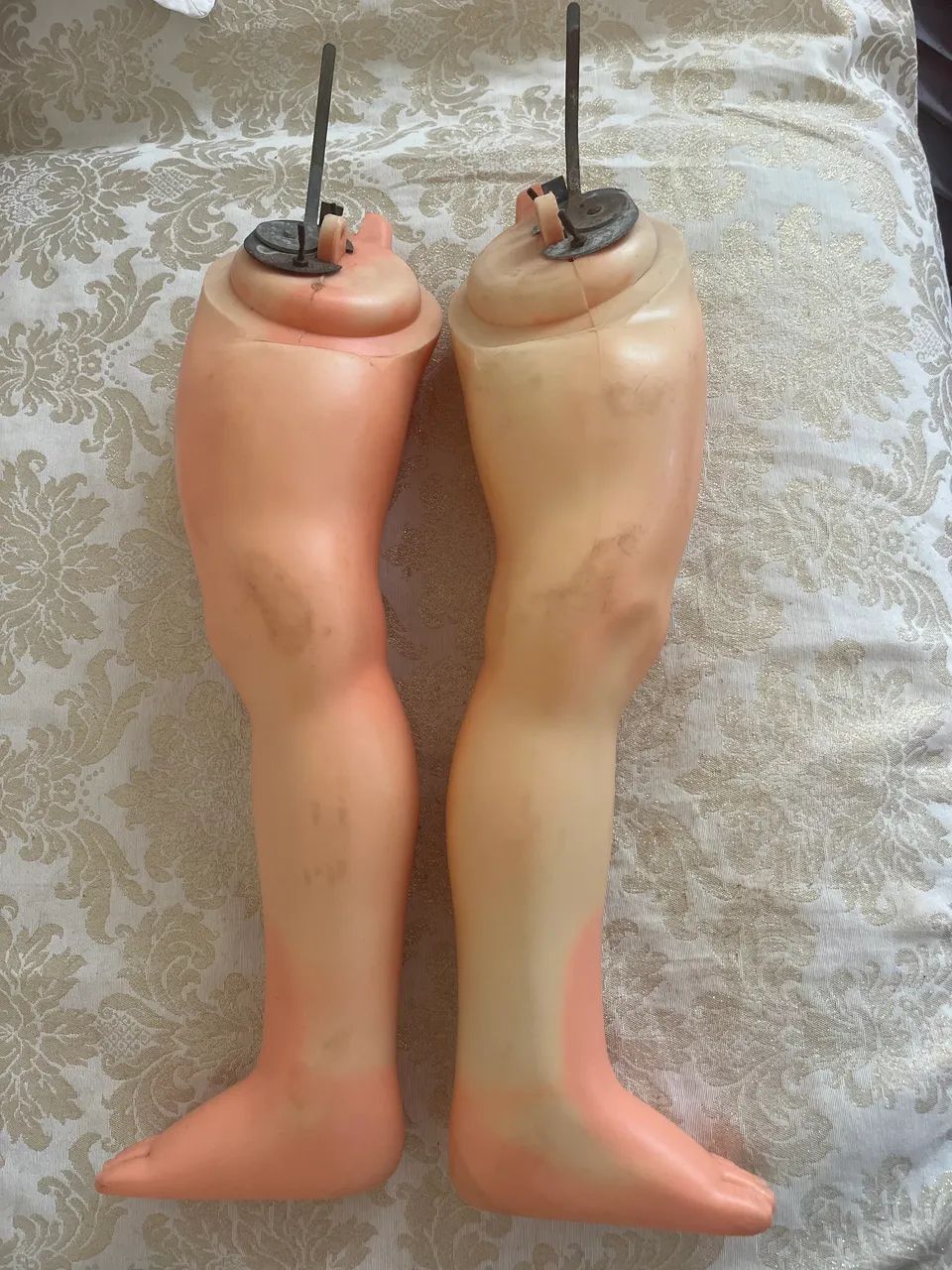 Amiguinha Par de pernas de boneca ler anúncio 