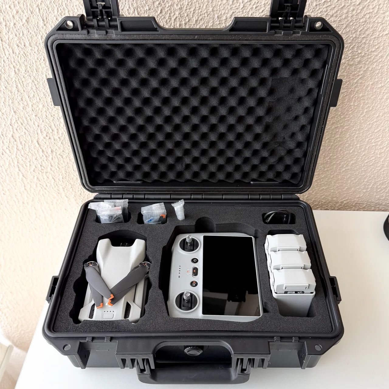 DJI Mini 3 Completo - Controle com Tela e 3 Baterias + maleta rígida e cartão micro sd