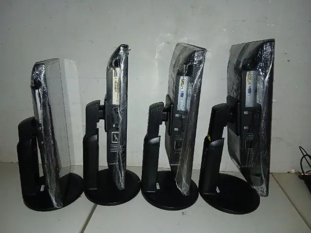 ? MONITOR 20 POLEGADAS - VGA + DVI - BASE GIRATÓRIA  