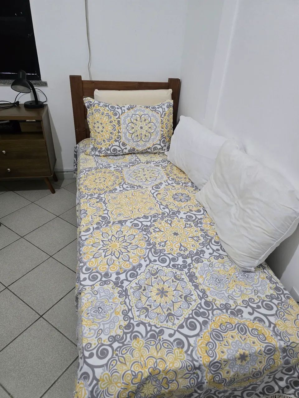 2 camas solteiro madeira com colchão (uma está com detalhe) - Foto 4