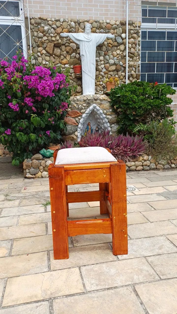 Banquinho de madeira com assento estofado  - Foto 2