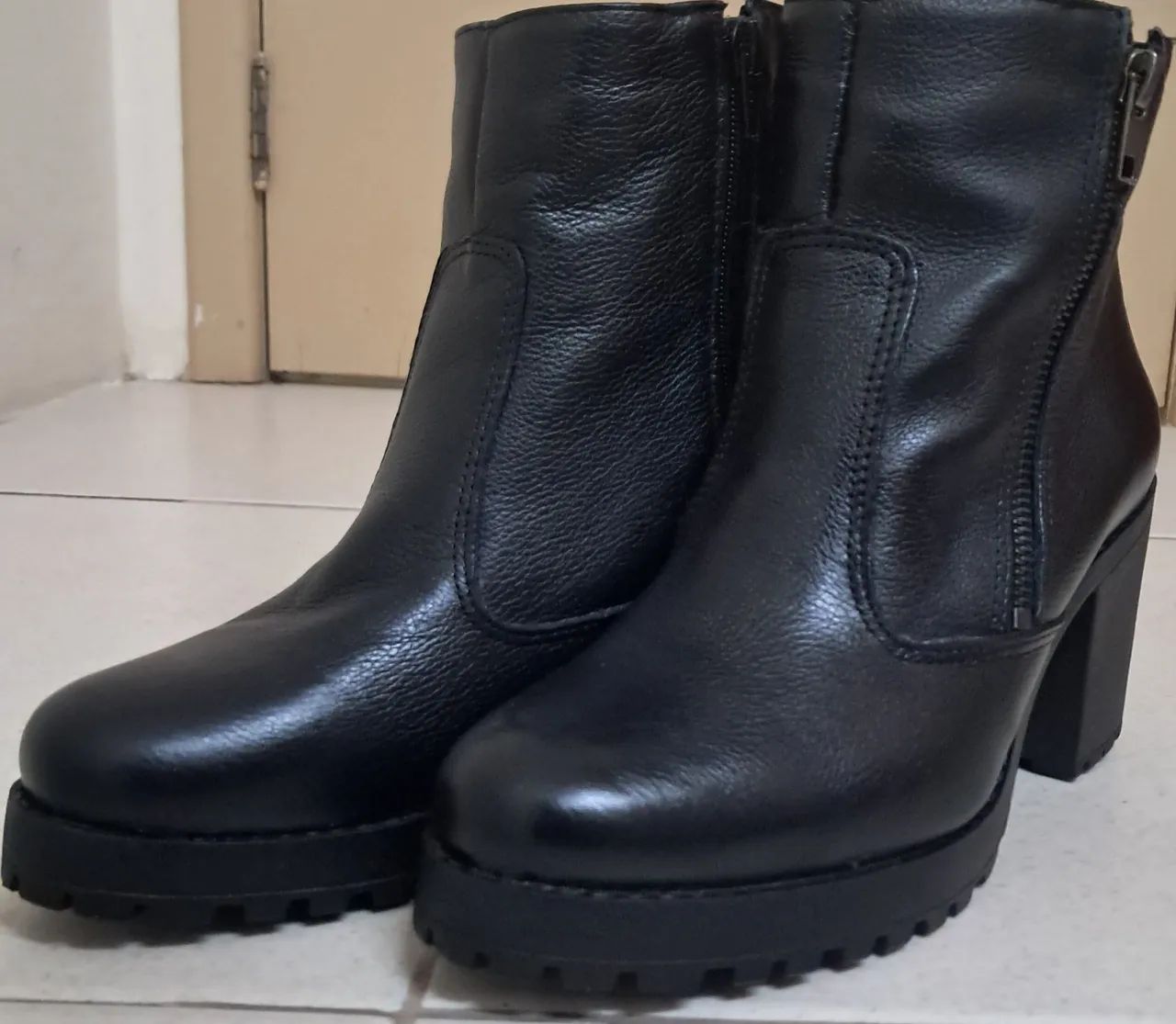 Bota coturno de couro legítimo. tamanho 36 - Foto 2
