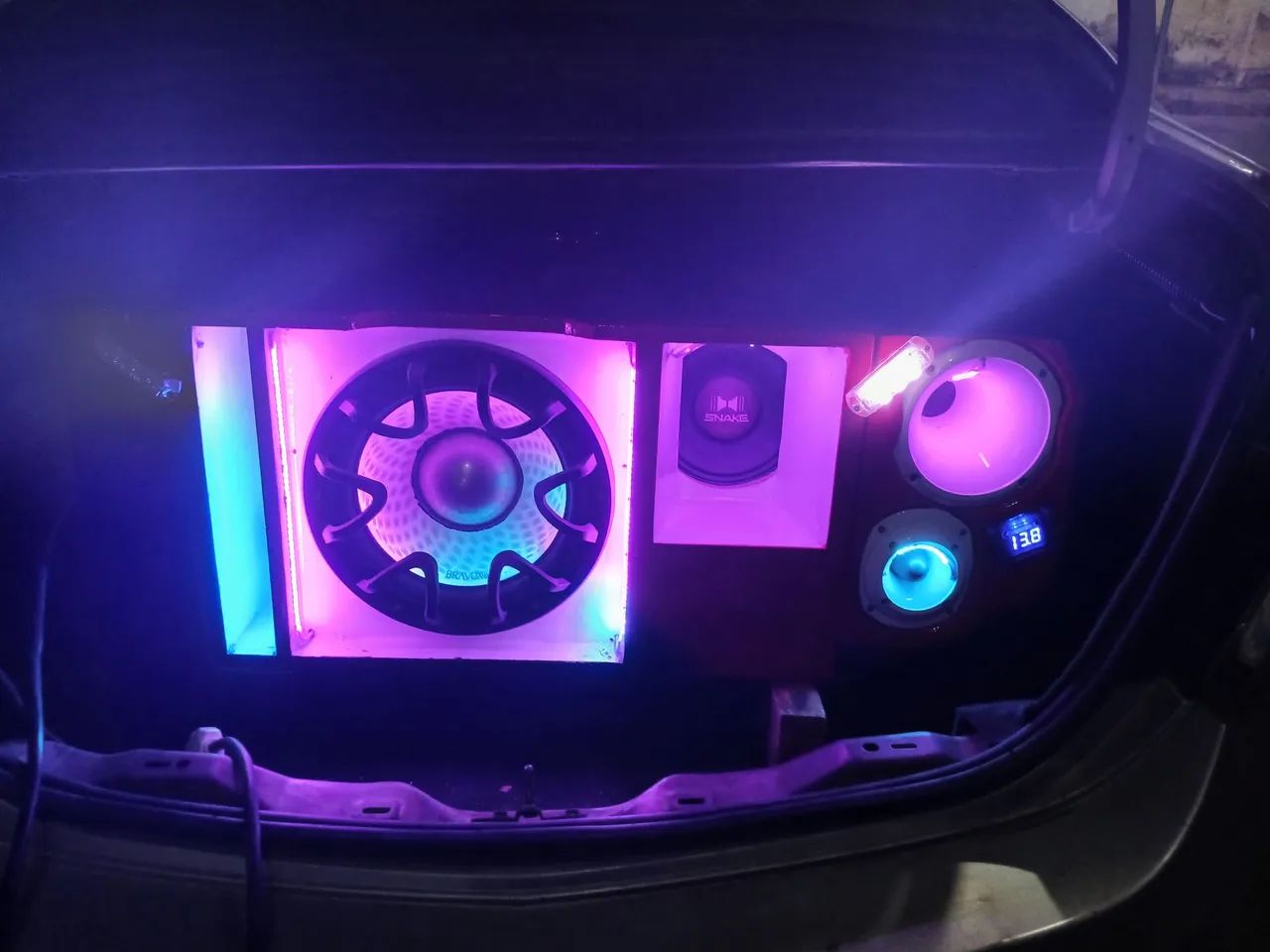 Caixa de Som automotivo com rack móvel 